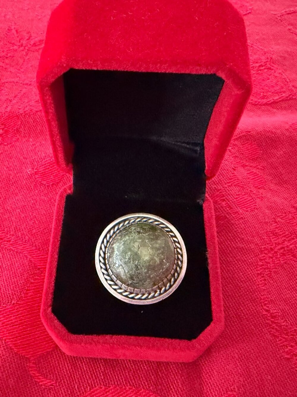 STERLING SILVER VINTAGE RING WITH DOMED GREEN STONE